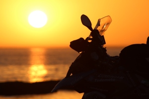 frontal moto puesta sol